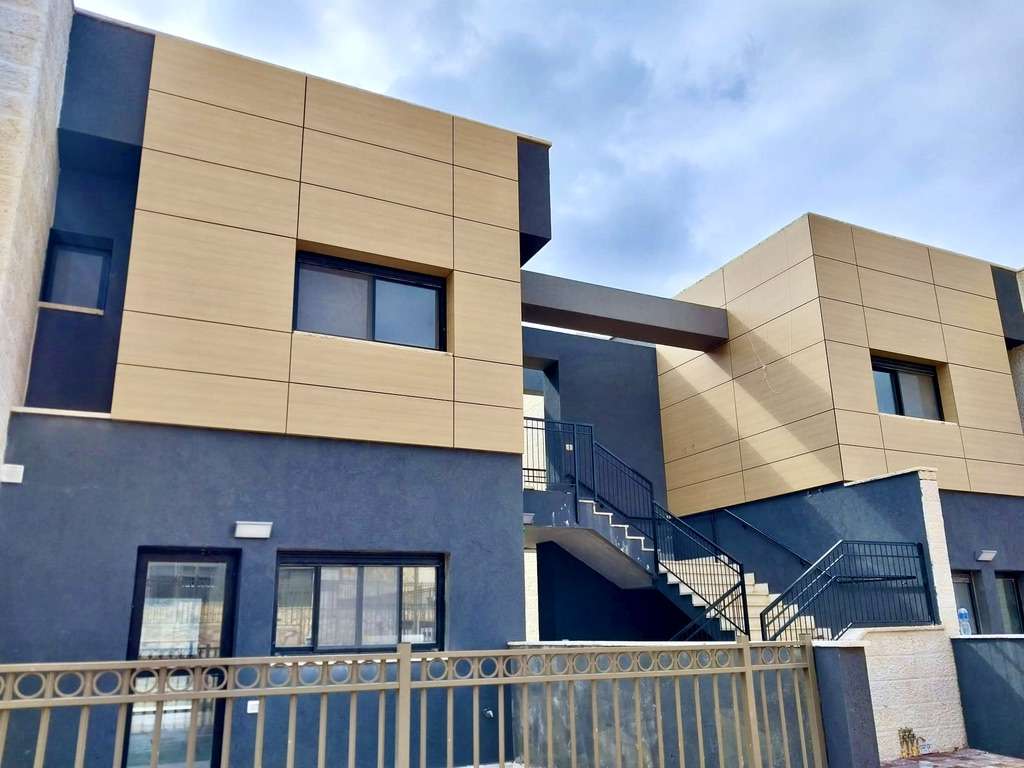 Three‑townhouse complex, Neria